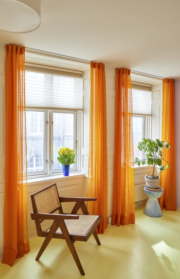 Jasmin Gabays stue er fuld af levende farver og varme nuancer.
